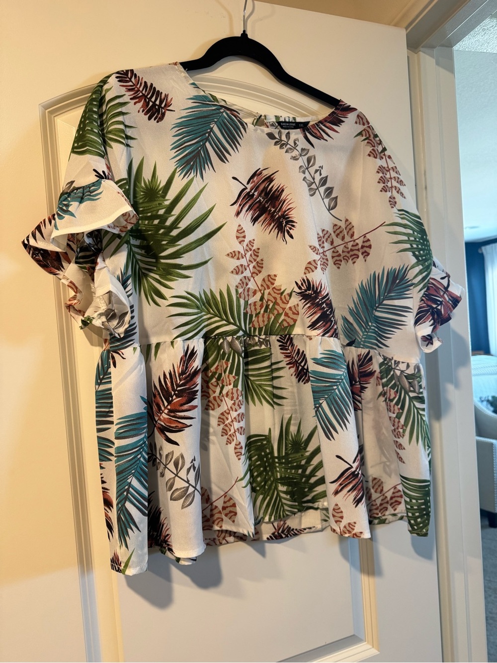 SHEIN White Tropical Leaf Ruffle Peplum Blouse